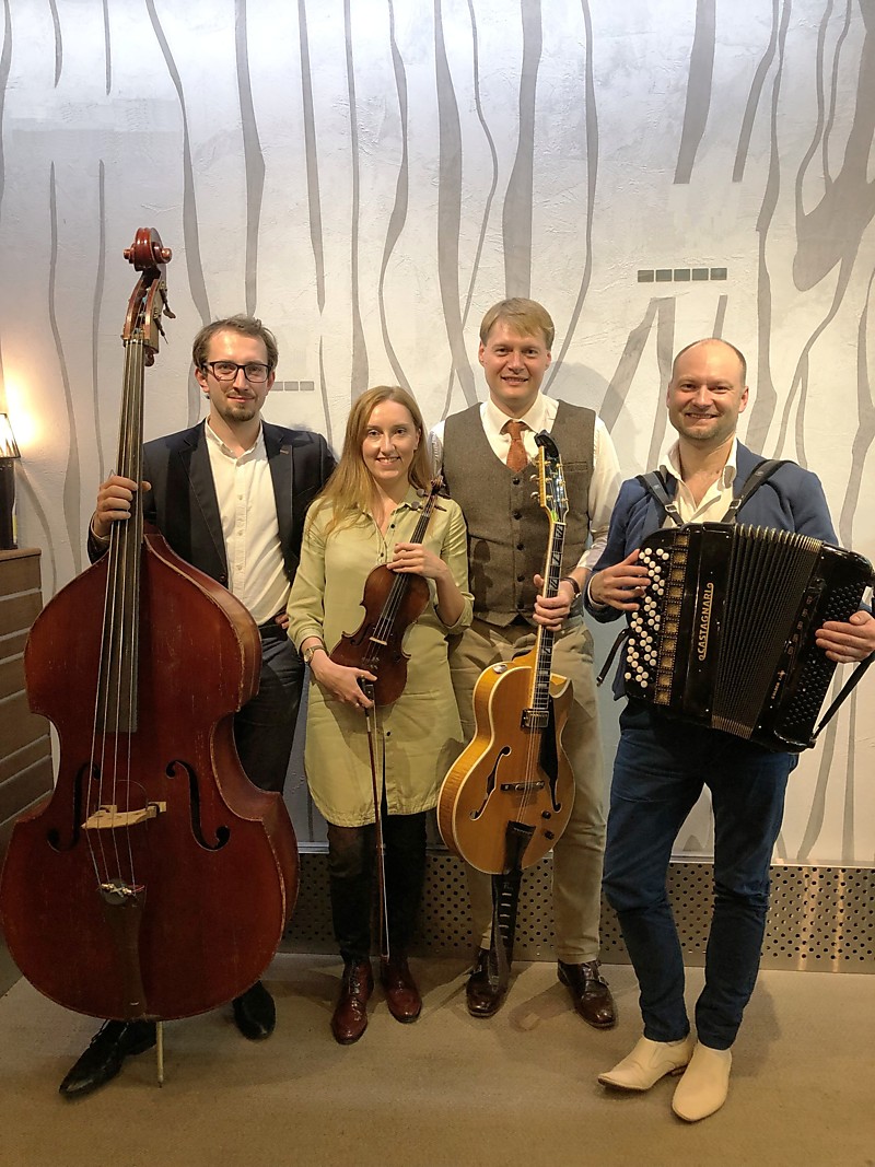 "Swing Gitan Band". Легкий джаз 20-40х.гг. в Джаз баре "48 стульев".
